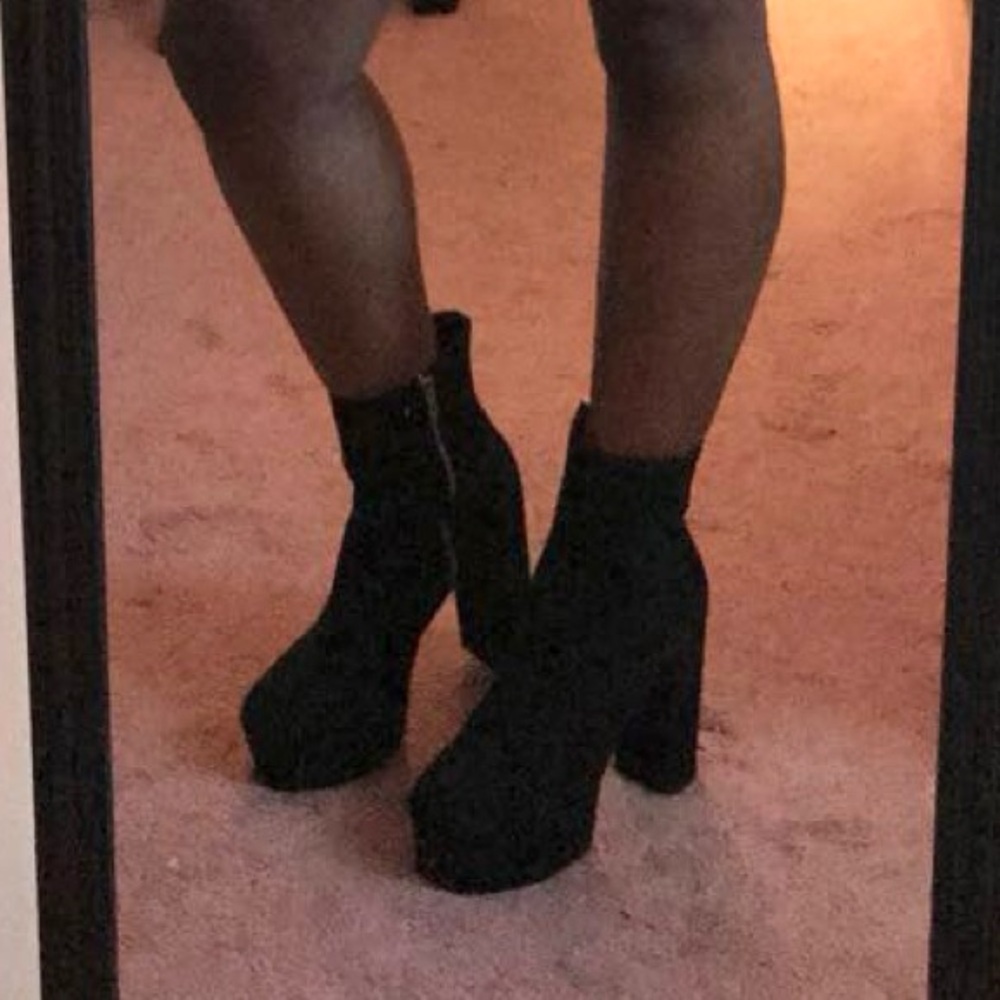 FOREVER 21 Faux Suede Platform Boots 🖤 - Picture 9 of 9